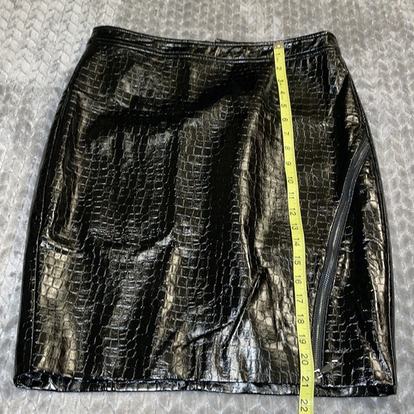 Guess Maleka Mini Croc-Embossed Faux-Leather Skirt. Size Large. Lined. Black - Picture 14 of 16